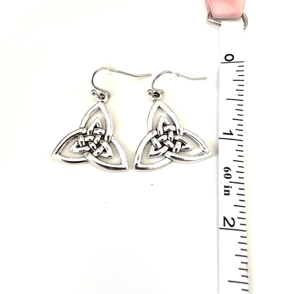 ⭐️ 5 for $25 Vintage Style Silver Tone Hoop Earrings - Picture 3 of 3